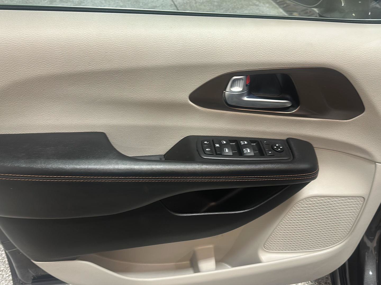 Used 2019 Chrysler Pacifica Touring Plus w/ Advanced Safetytec Group FWD image 17