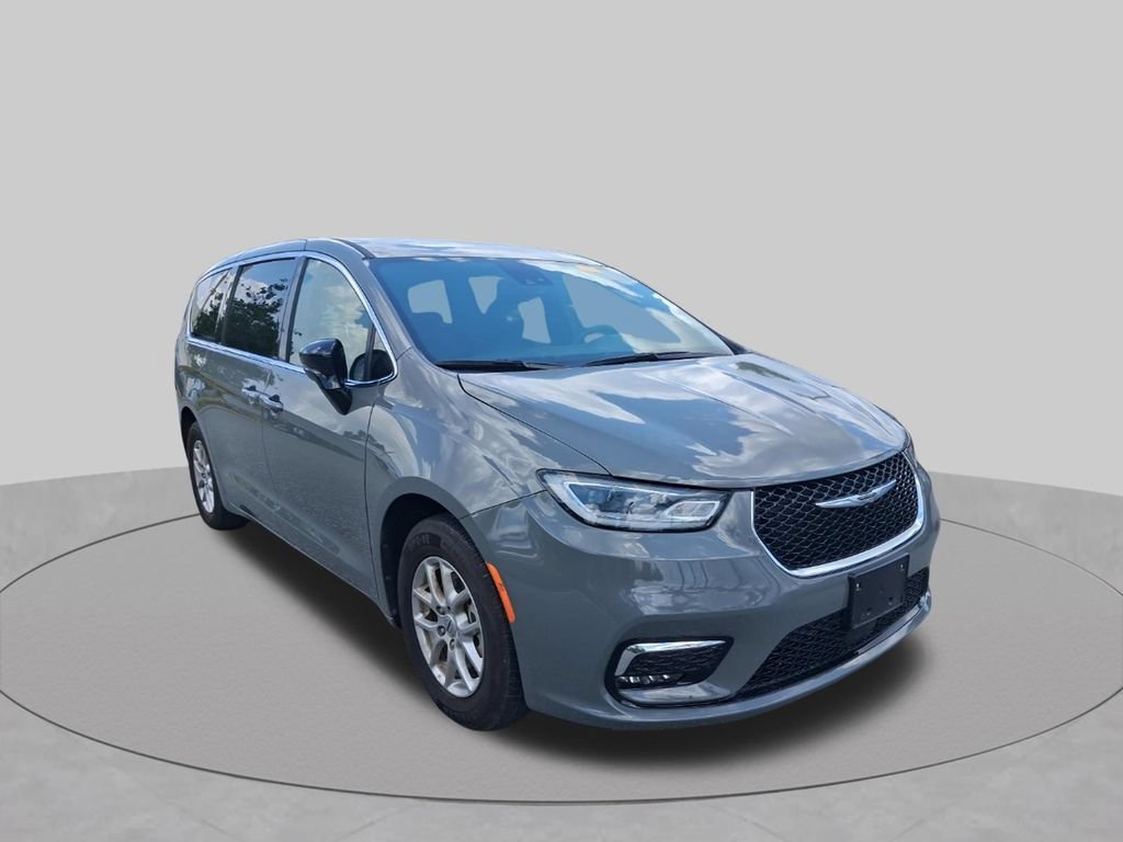 Used 2025 Chrysler Pacifica Select FWD image 3