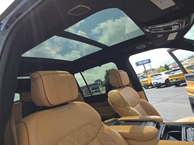 Used 2025 Jeep Grand Wagoneer Series III w/ Rear Seat Video Group 1 AWD/4WD image 38