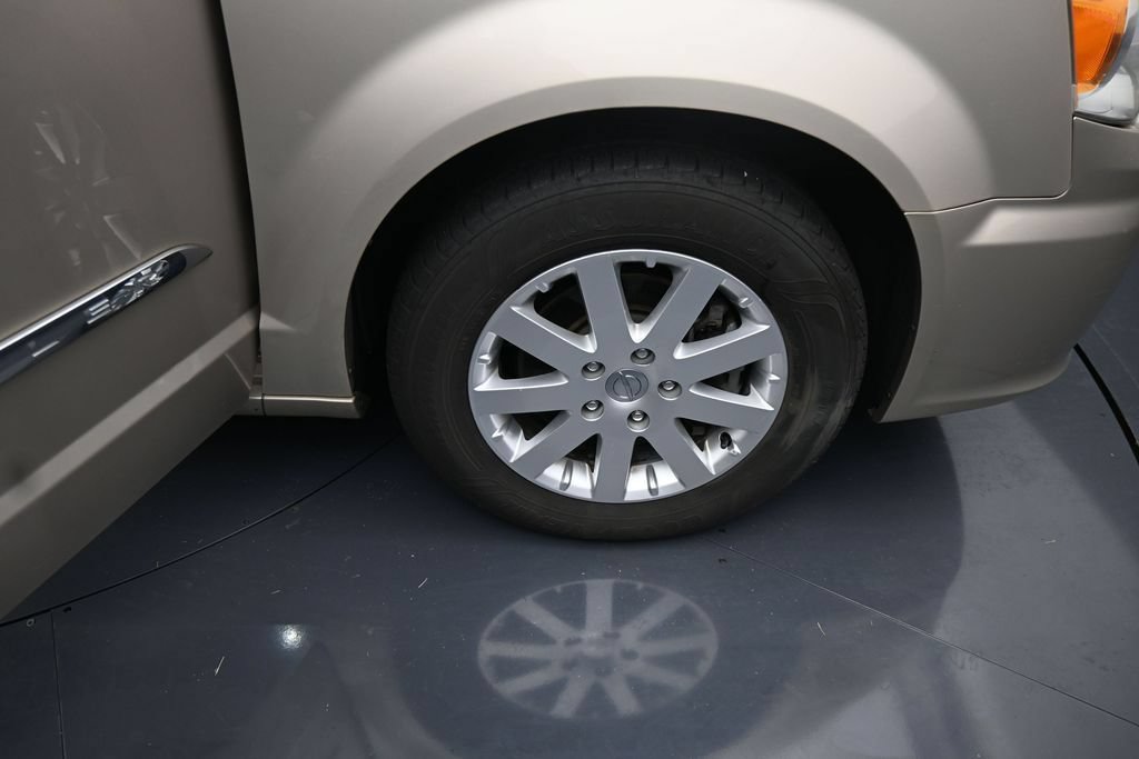 Used 2014 Chrysler Town & Country Touring FWD image 11