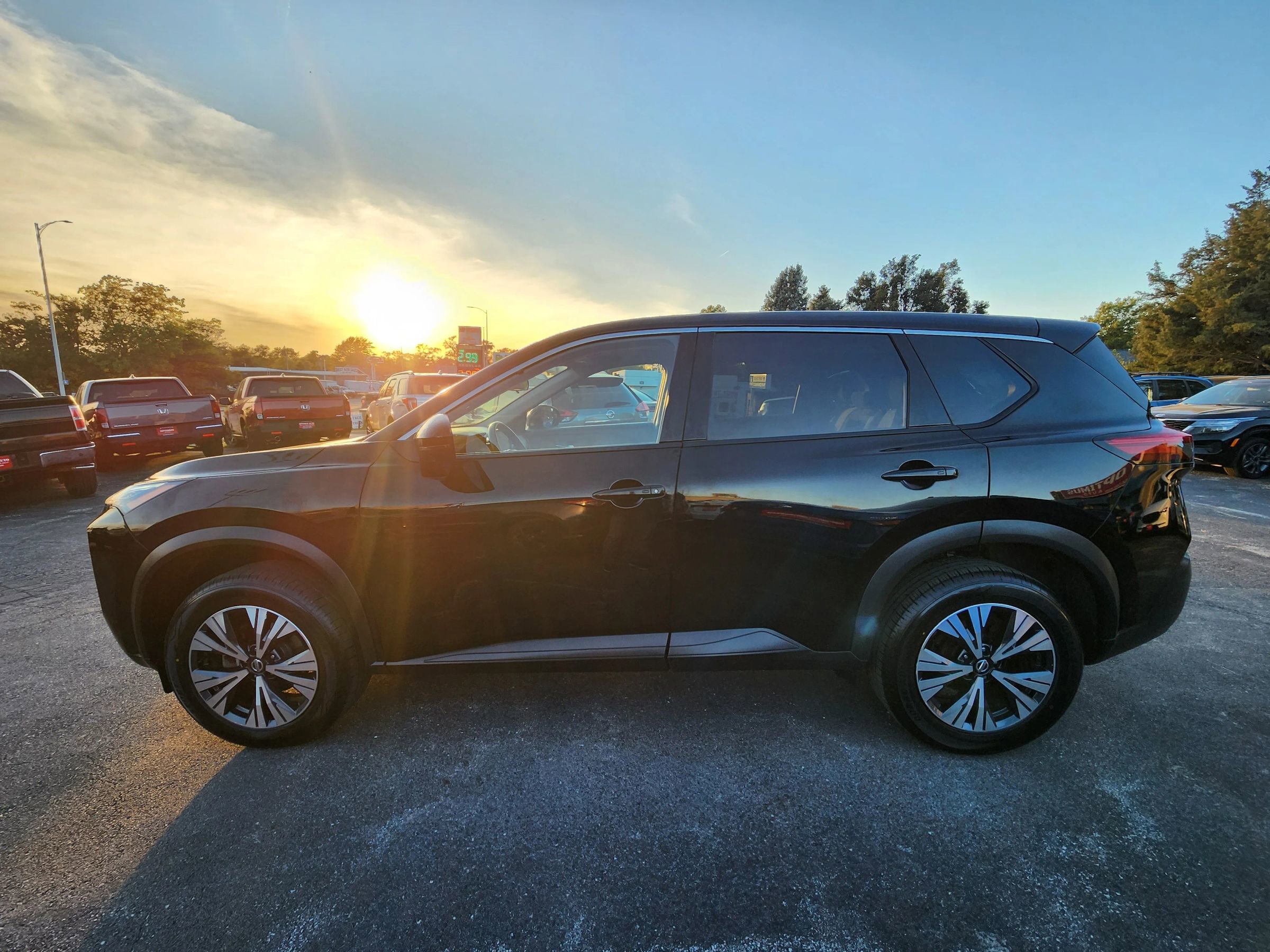 Used 2021 Nissan Rogue SV image 4