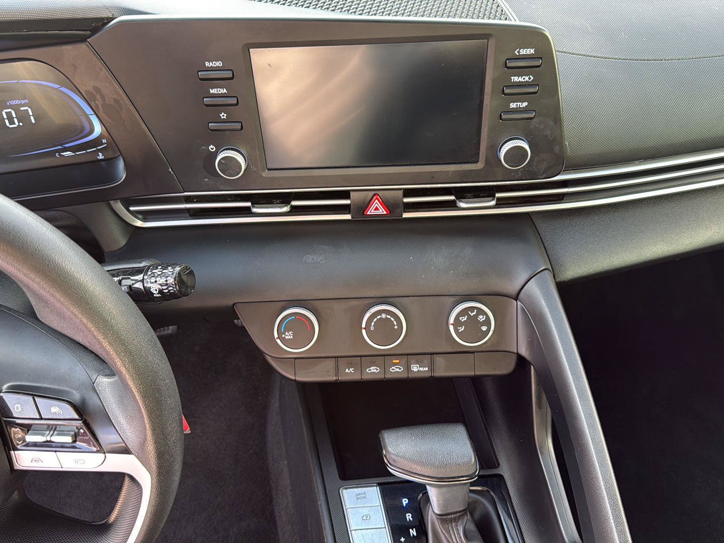 Used 2024 Hyundai Elantra SE FWD image 4