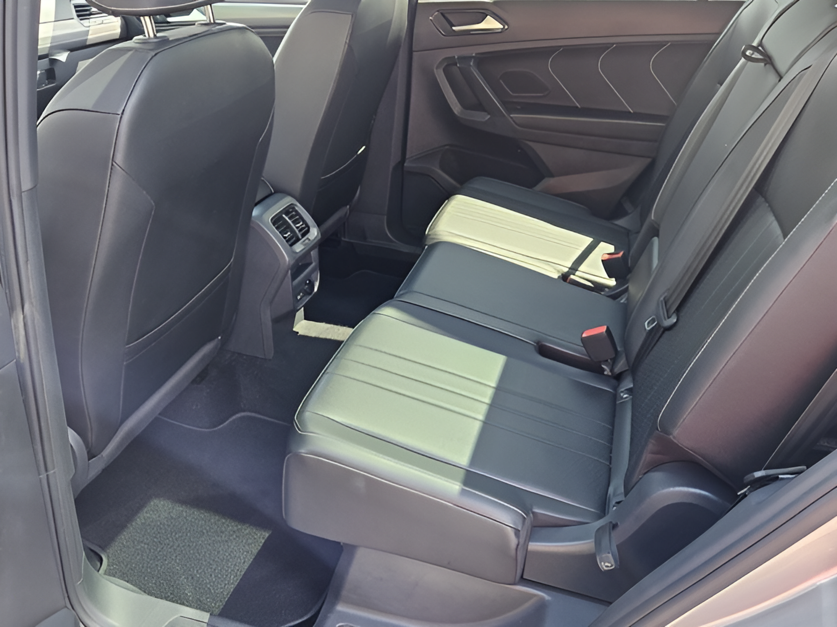 Certified 2023 Volkswagen Tiguan SE R-Line FWD image 9