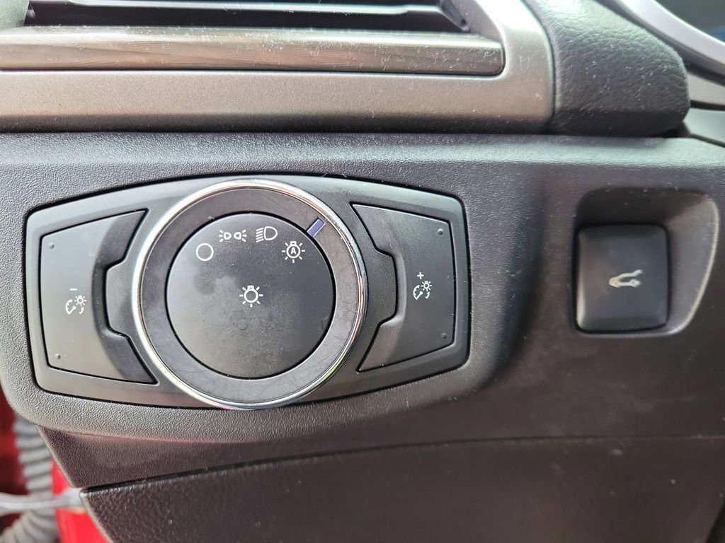 Used 2018 Ford Fusion SE w/ Fusion SE Technology Package FWD image 19