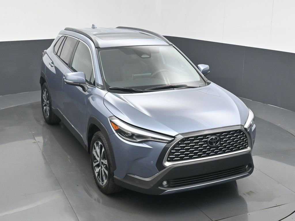 Used 2024 Toyota Corolla Cross XLE w/ Convenience Package image 3