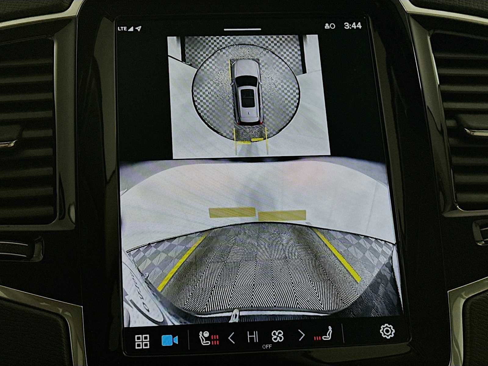 Certified 2025 Volvo XC90 B6 Plus image 15