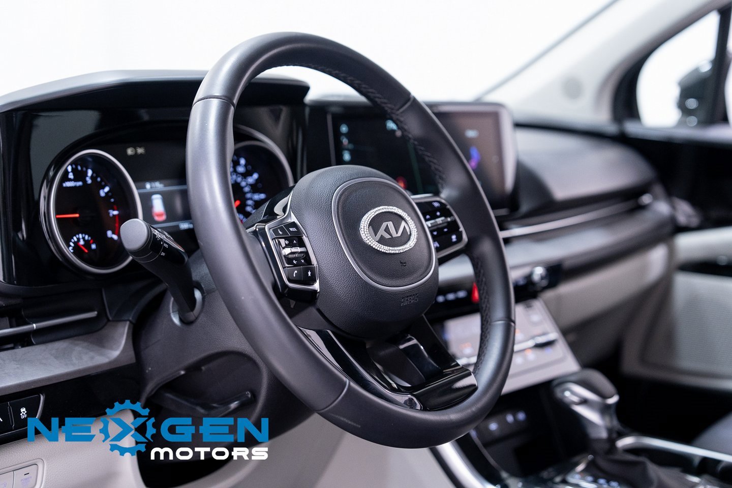 Used 2024 Kia Carnival EX image 22