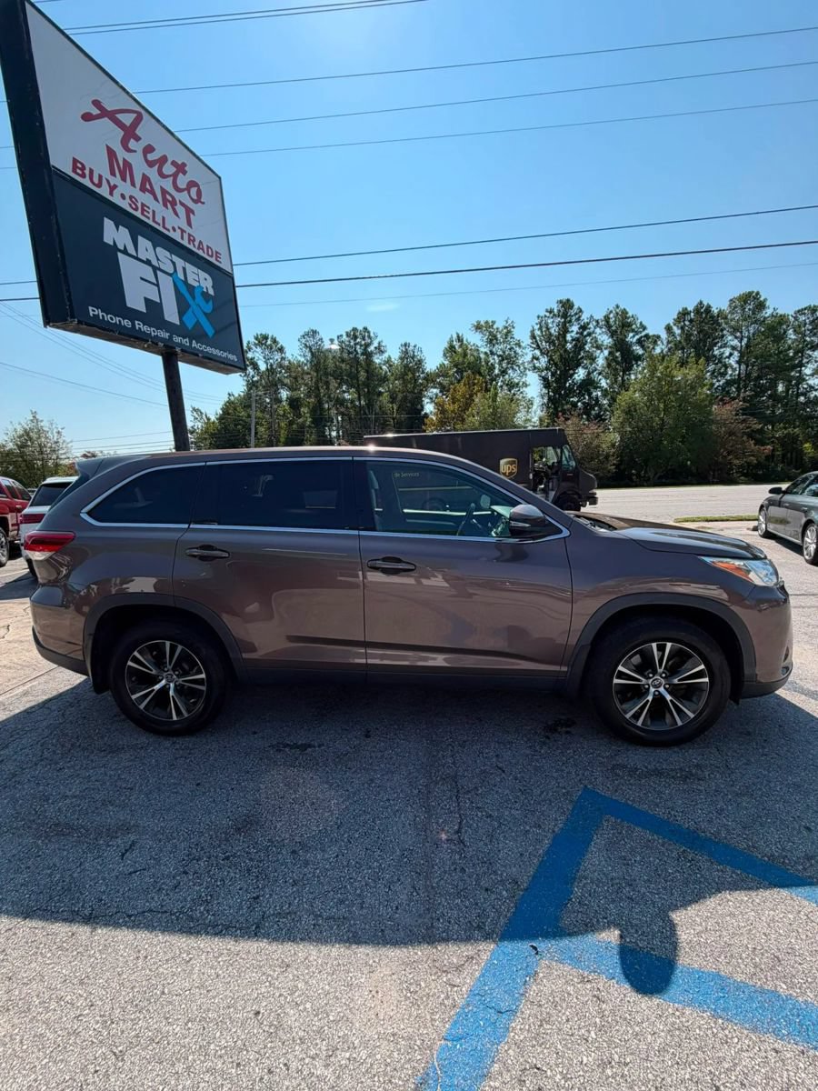 Used 2019 Toyota Highlander LE AWD/4WD image 8