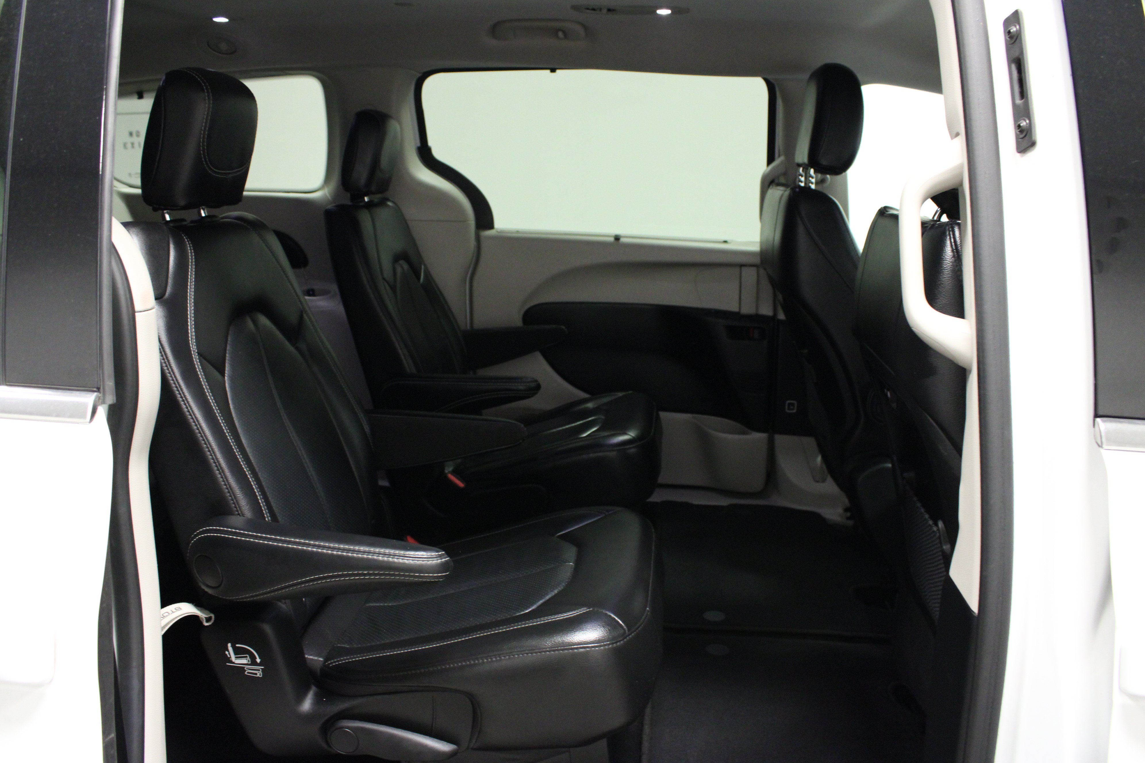 Used 2022 Chrysler Pacifica Touring-L FWD image 16