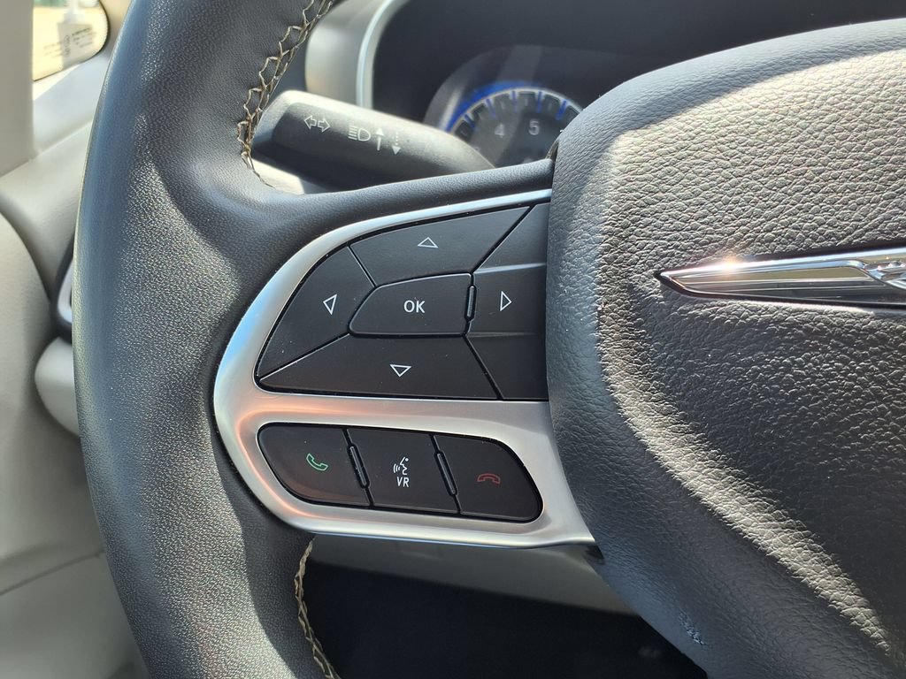 Used 2024 Chrysler Pacifica Touring-L FWD image 27