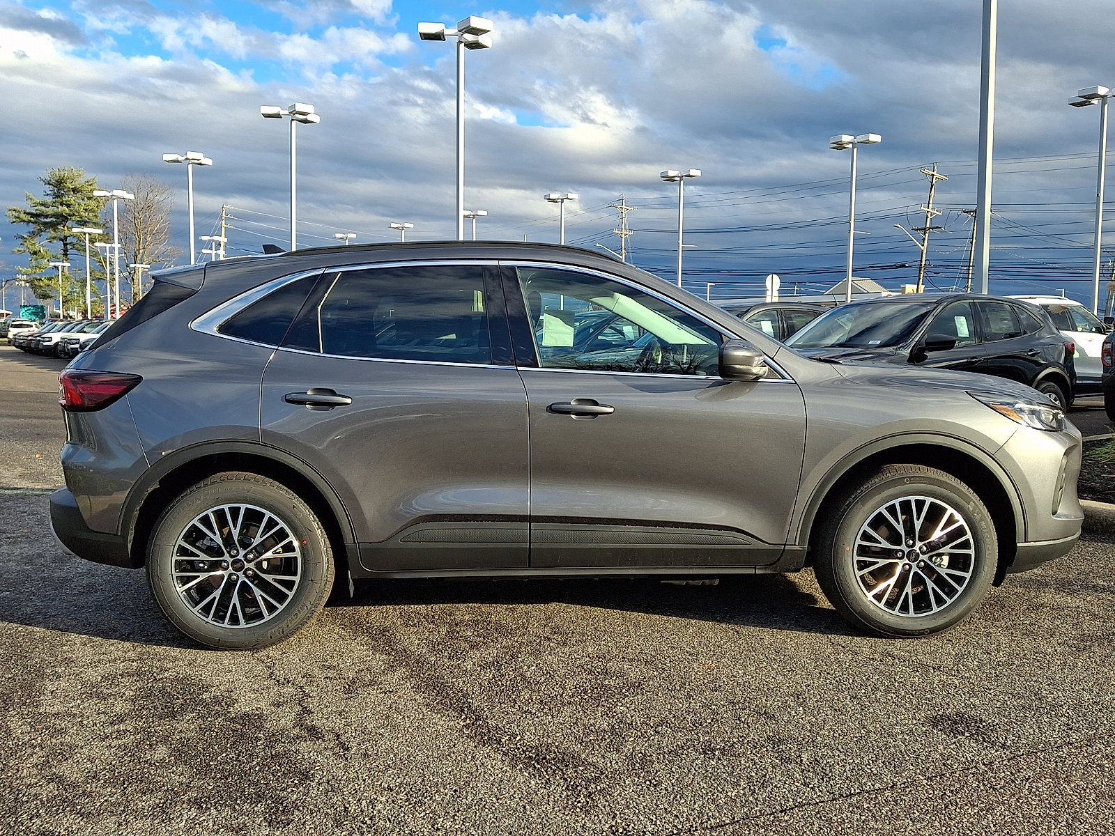 New 2026 Ford Escape SE w/ Class II Trailer Tow Package FWD image 8