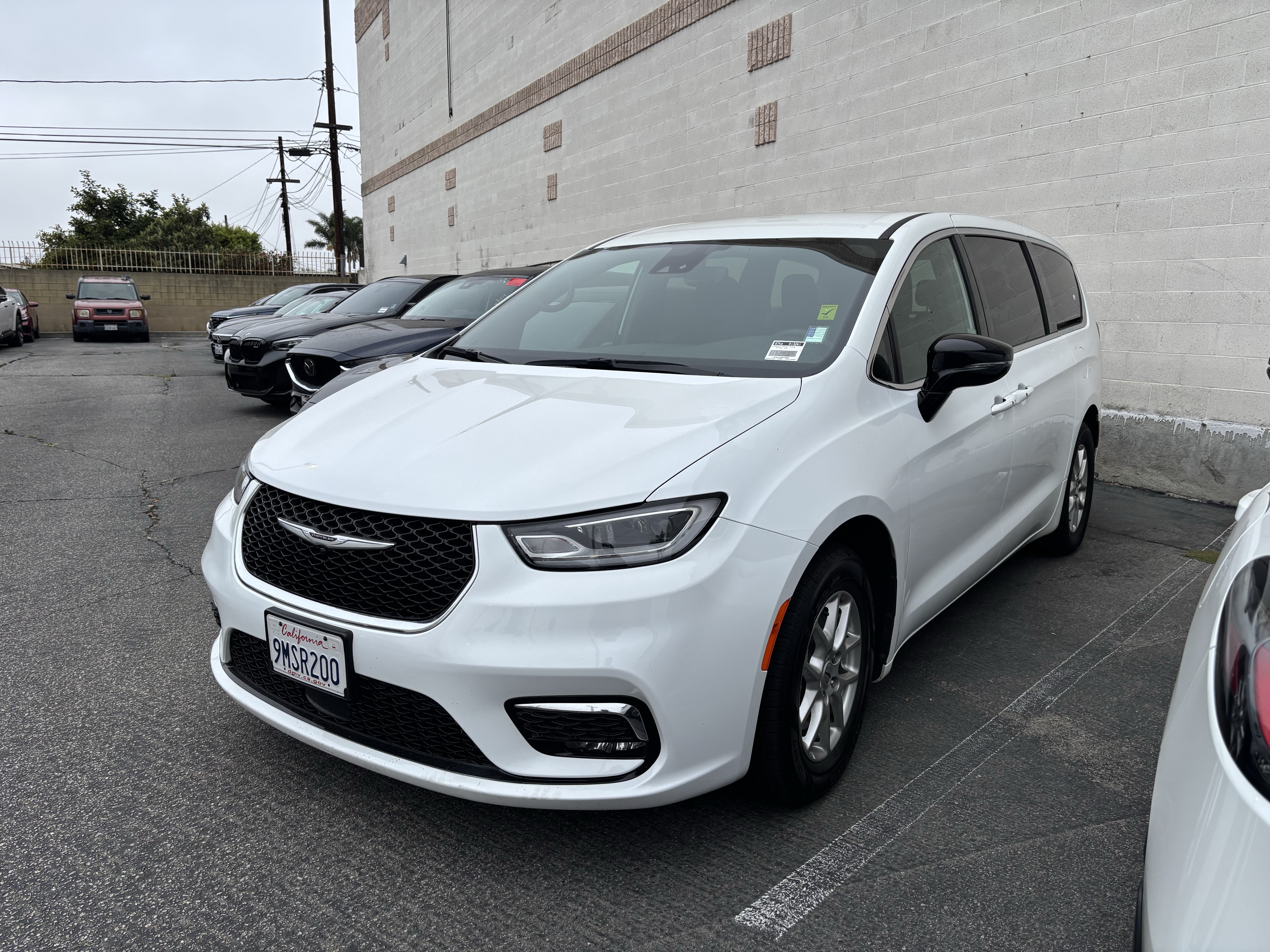 Used 2024 Chrysler Pacifica Touring FWD image 2