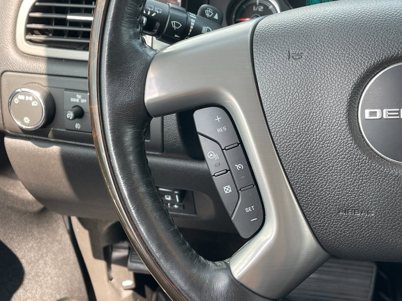 Used 2013 GMC Yukon XL Denali image 29