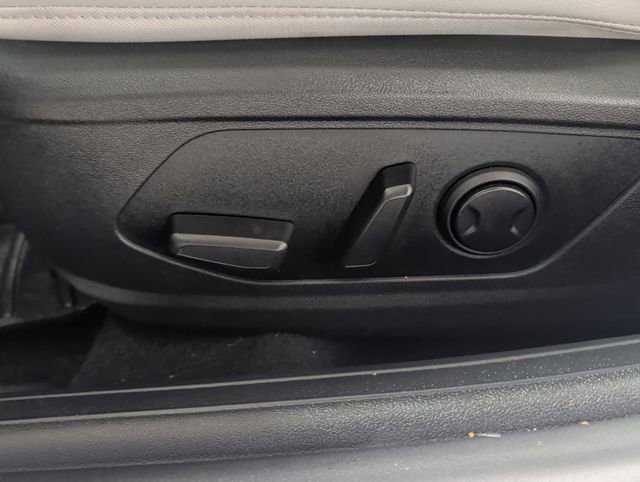 Used 2023 Hyundai Elantra Limited image 29