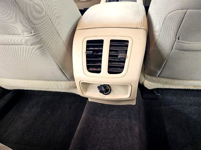 Used 2017 Ford Taurus SEL image 34