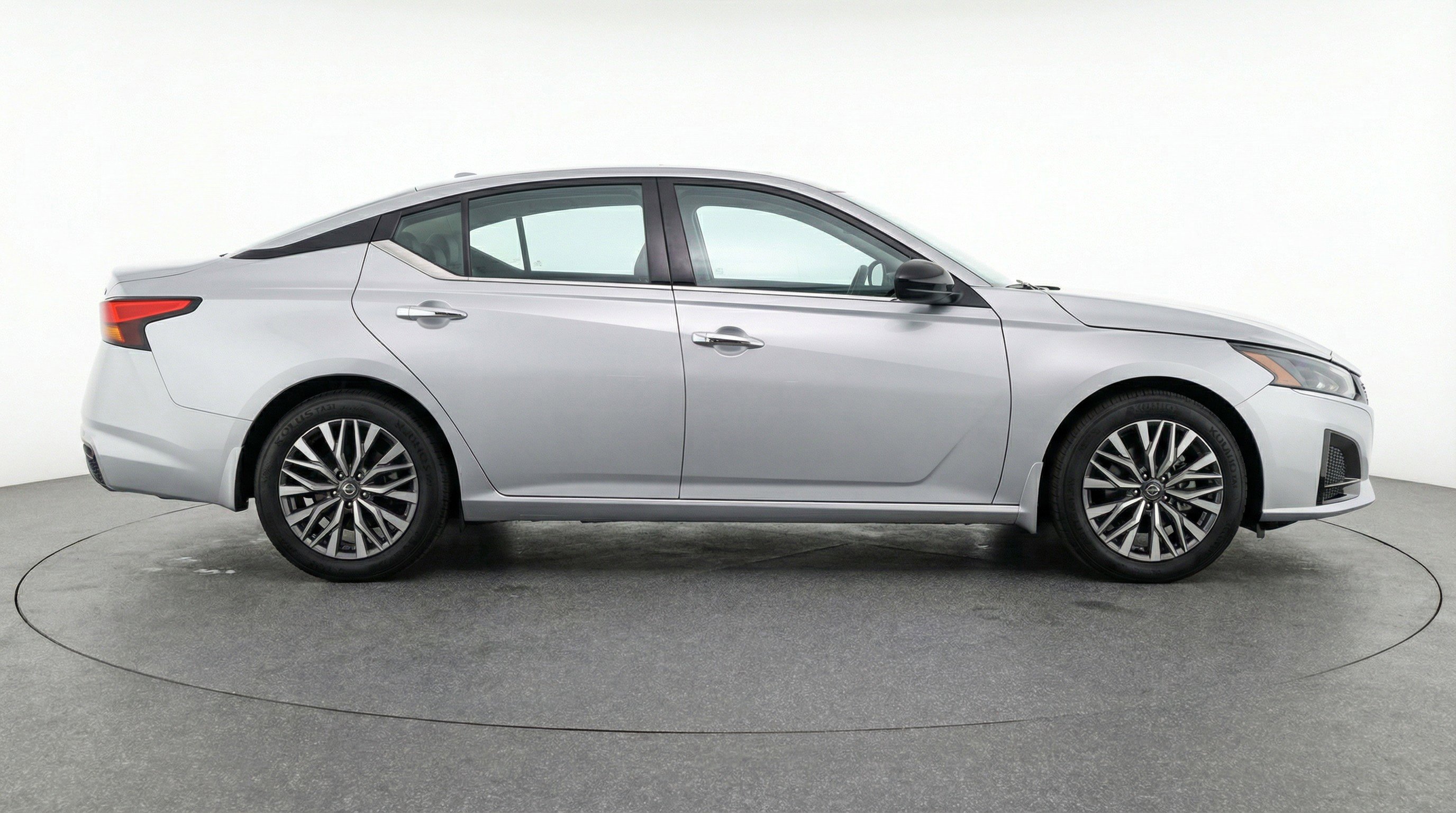 Used 2025 Nissan Altima 2.5 SV image 11