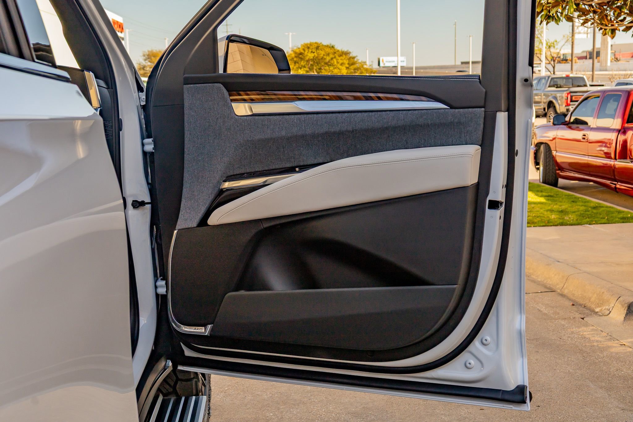 Used 2026 Cadillac Escalade Platinum Sport w/ LPO, ONYX Package image 38