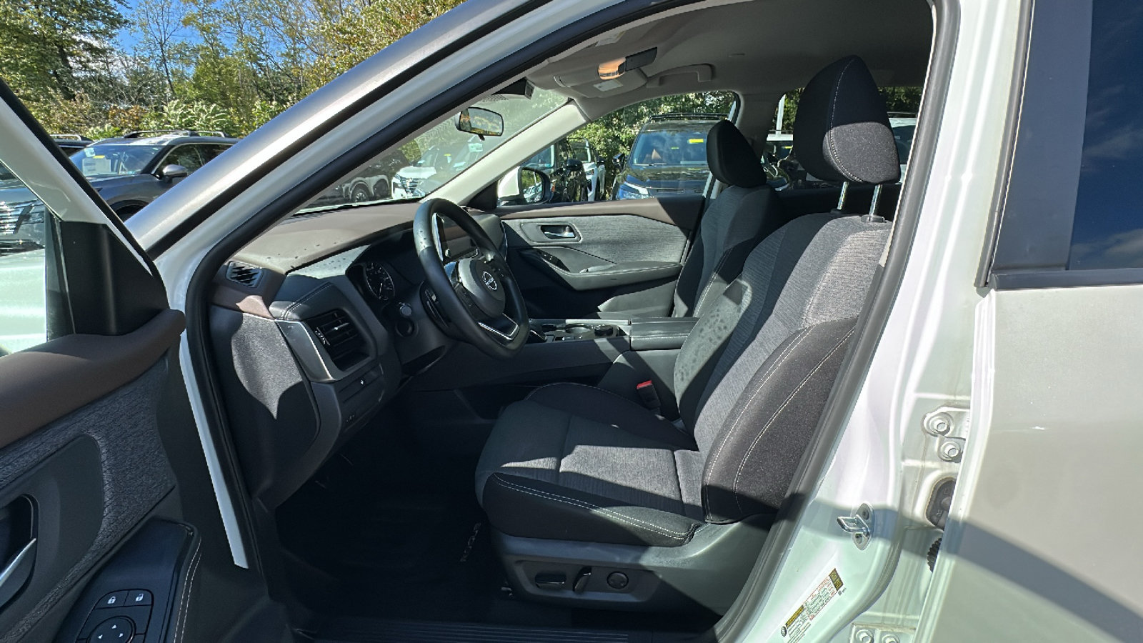 Used 2022 Nissan Rogue SV AWD/4WD image 11