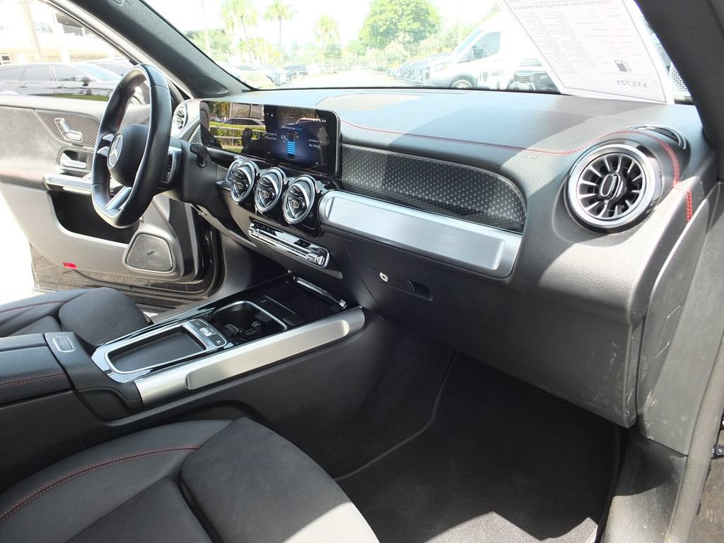 Used 2024 Mercedes-Benz EQB 300 4MATIC image 21