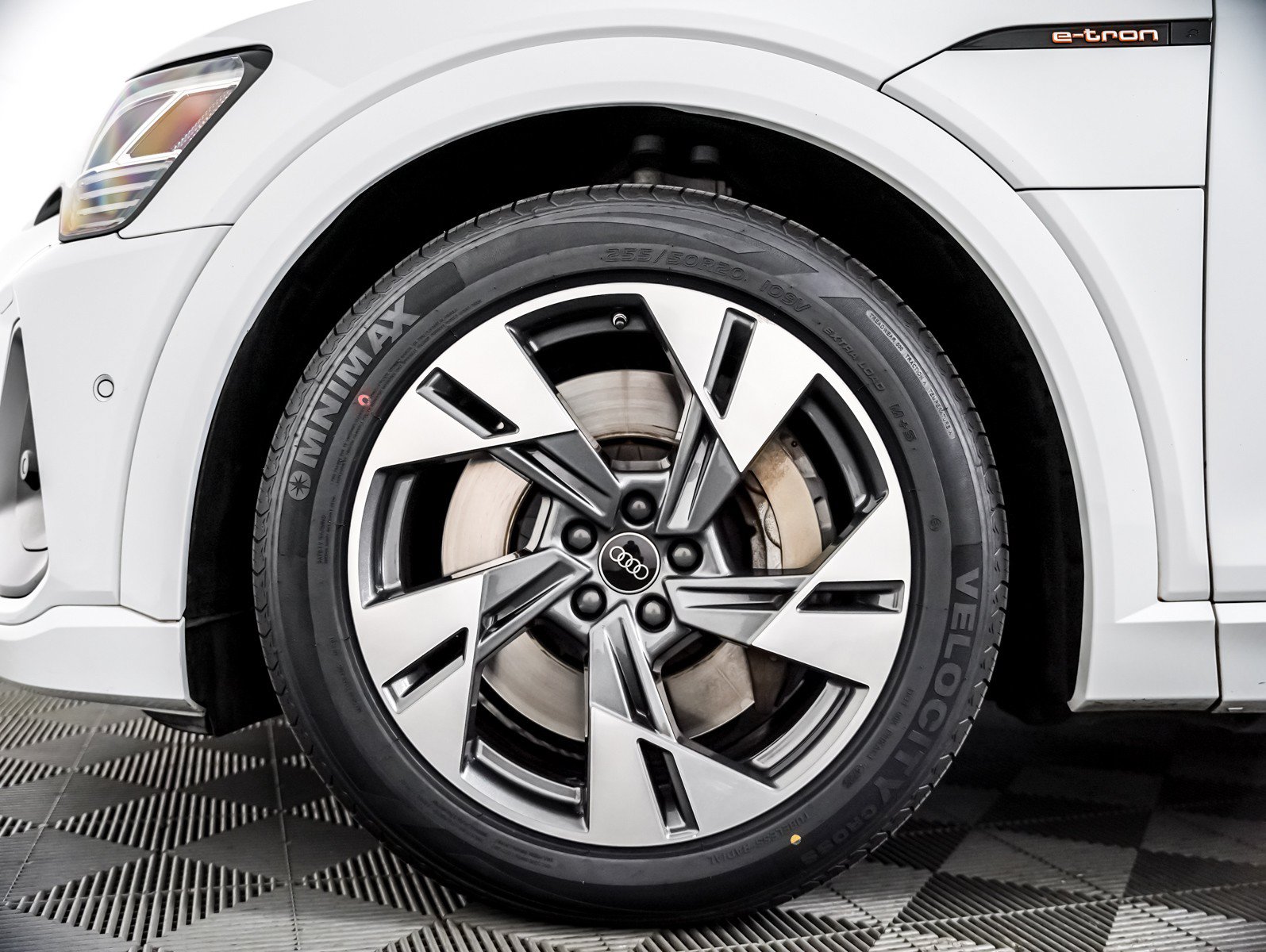 Used 2022 Audi e-tron Premium Plus w/ Premium Plus Package AWD/4WD image 4