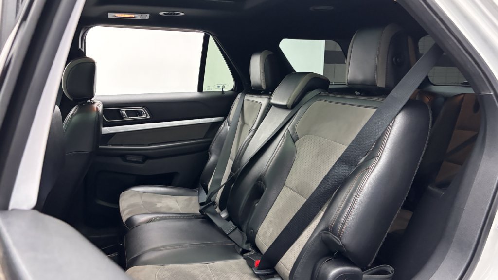 Used 2017 Ford Explorer XLT w/ Equipment Group 202A AWD/4WD image 33