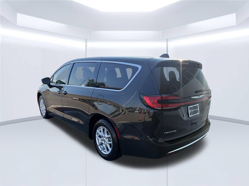 Used 2023 Chrysler Pacifica Touring-L FWD image 5