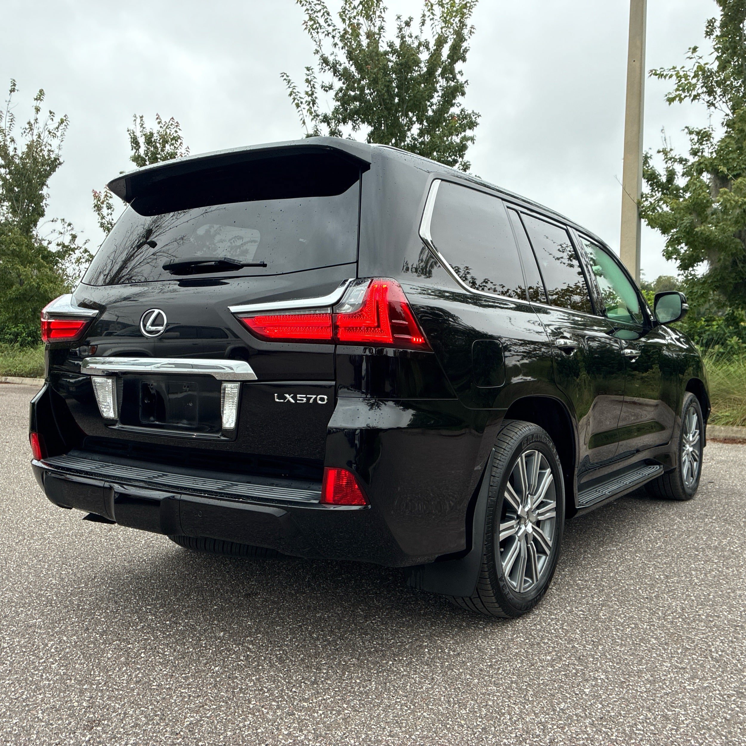Used 2017 Lexus LX 570 4WD w/ Luxury Package image 12