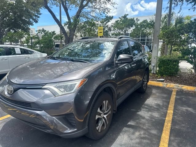 Used 2018 Toyota RAV4 LE FWD image 4
