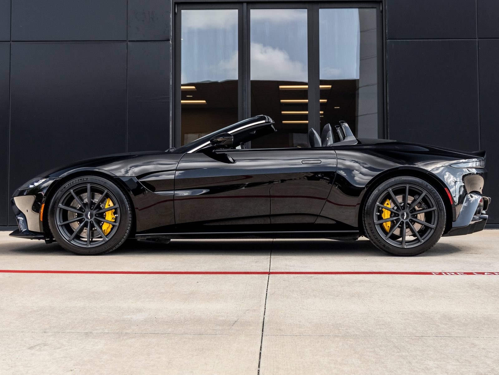 Used 2022 Aston Martin V8 Vantage Roadster RWD image 10