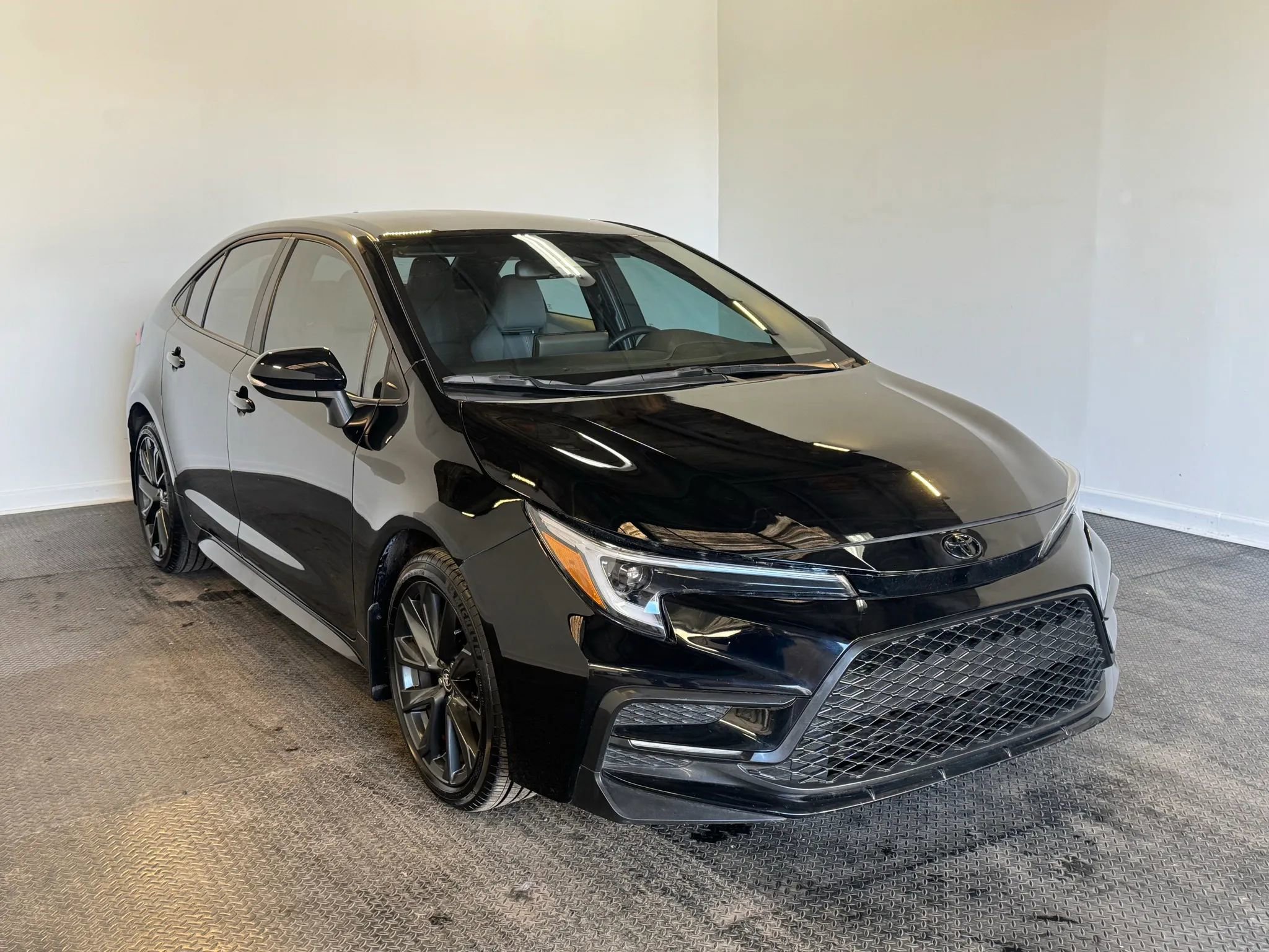 Used 2025 Toyota Corolla SE image 3