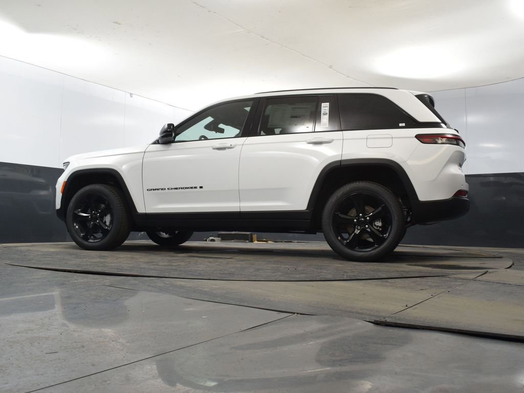 Used 2025 Jeep Grand Cherokee Limited w/ Luxury Tech Group II image 54