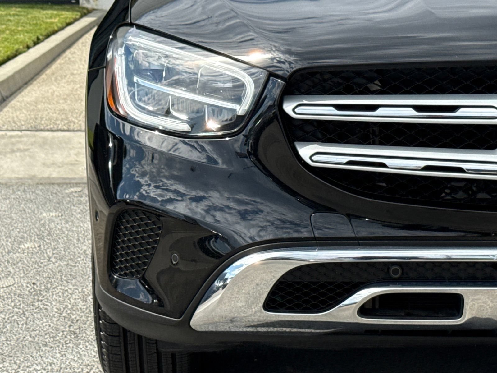 Used 2022 Mercedes-Benz GLC 300 w/ Multimedia Package Lite image 7