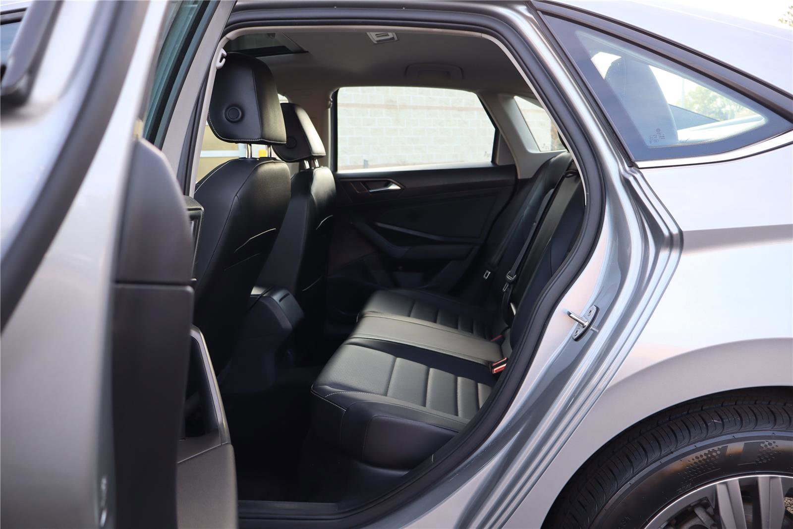 Used 2022 Volkswagen Jetta SE image 24