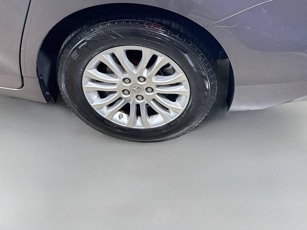 Used 2015 Toyota Sienna XLE Premium FWD image 29