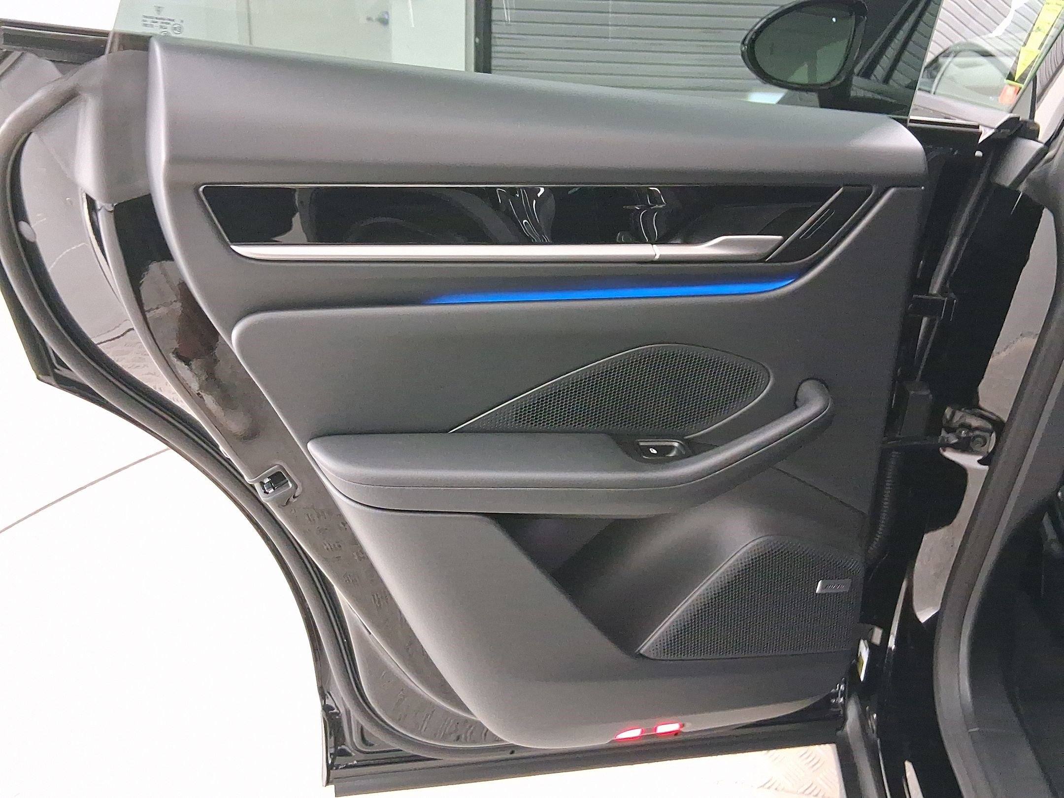 New 2025 Porsche Macan Electric RWD image 30