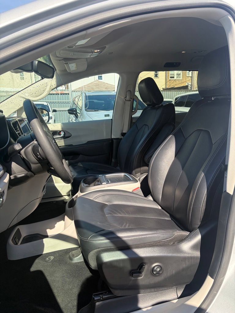 Certified 2024 Chrysler Pacifica Touring-L FWD image 2