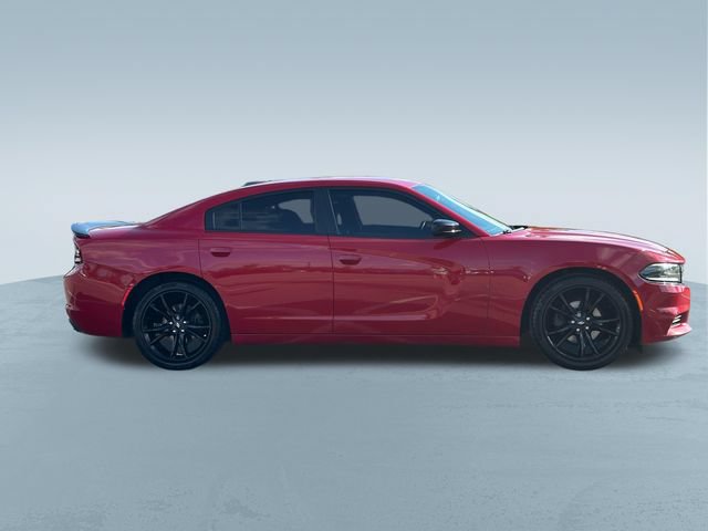 Used 2018 Dodge Charger SXT w/ Blacktop Package RWD image 9
