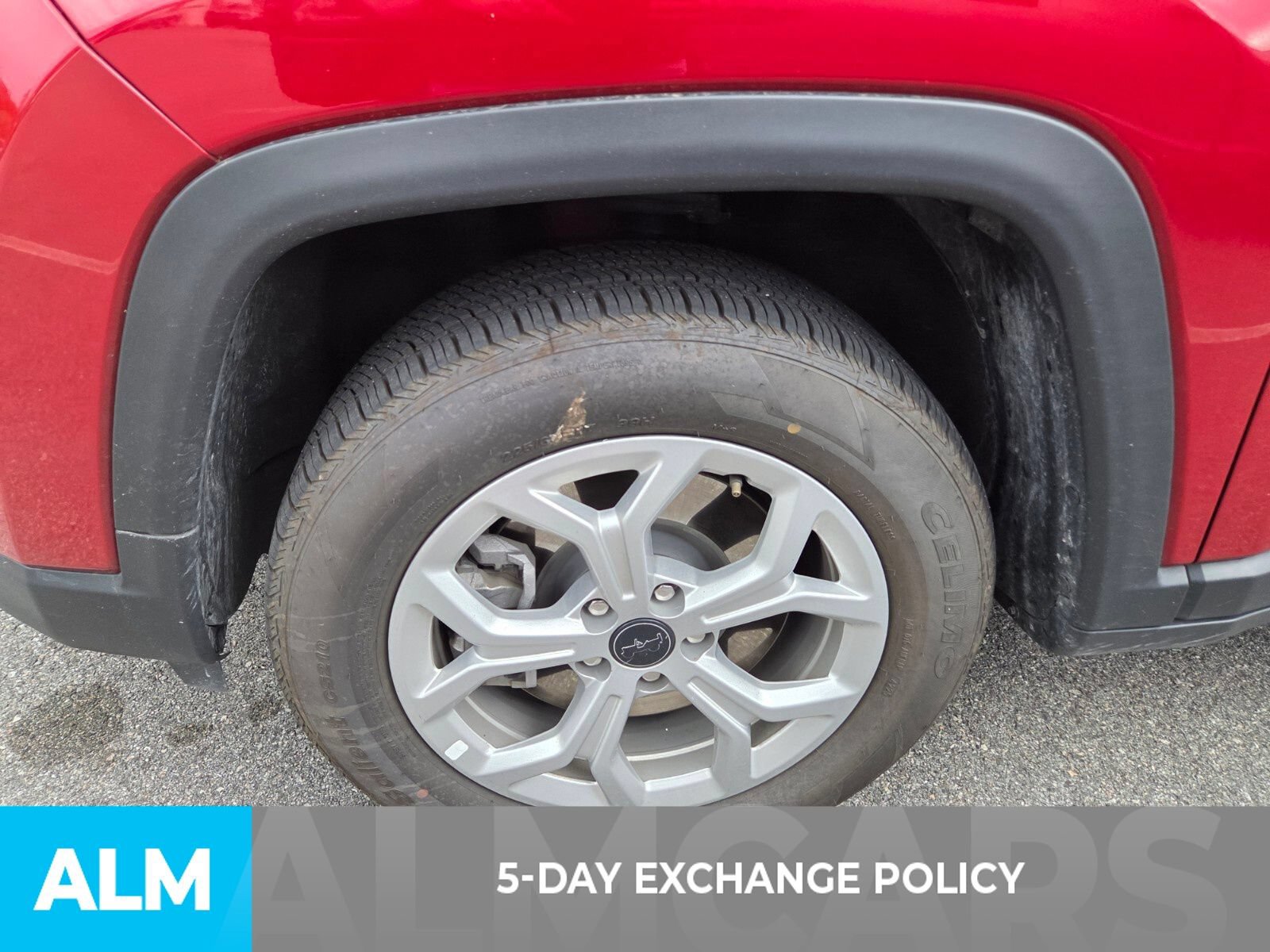 Used 2025 Jeep Compass Latitude AWD/4WD image 4