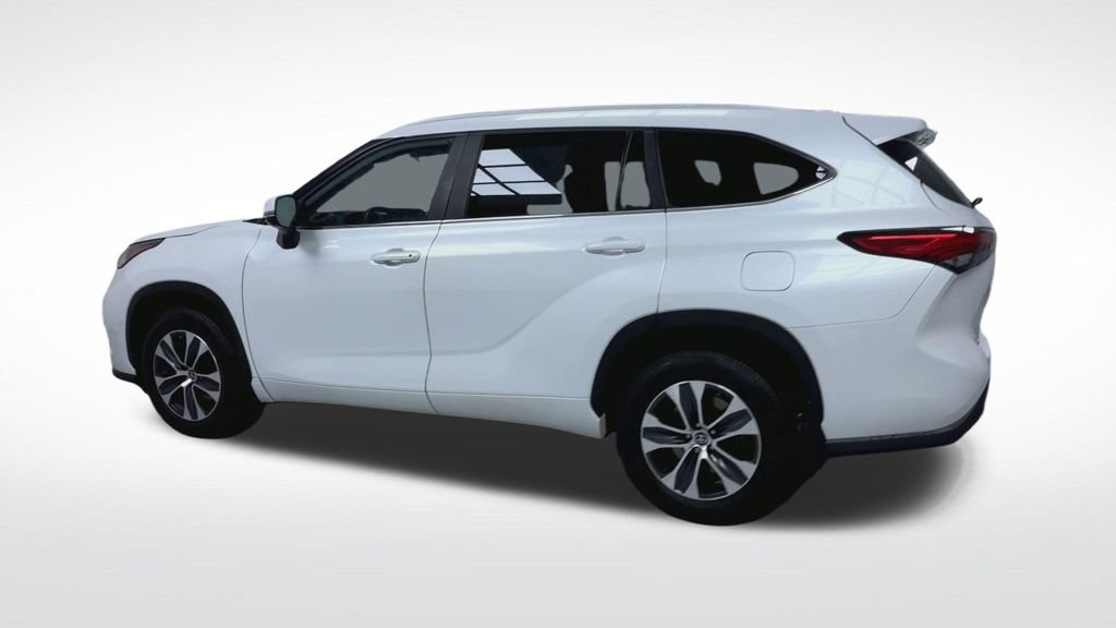 Used 2023 Toyota Highlander XLE AWD/4WD image 25