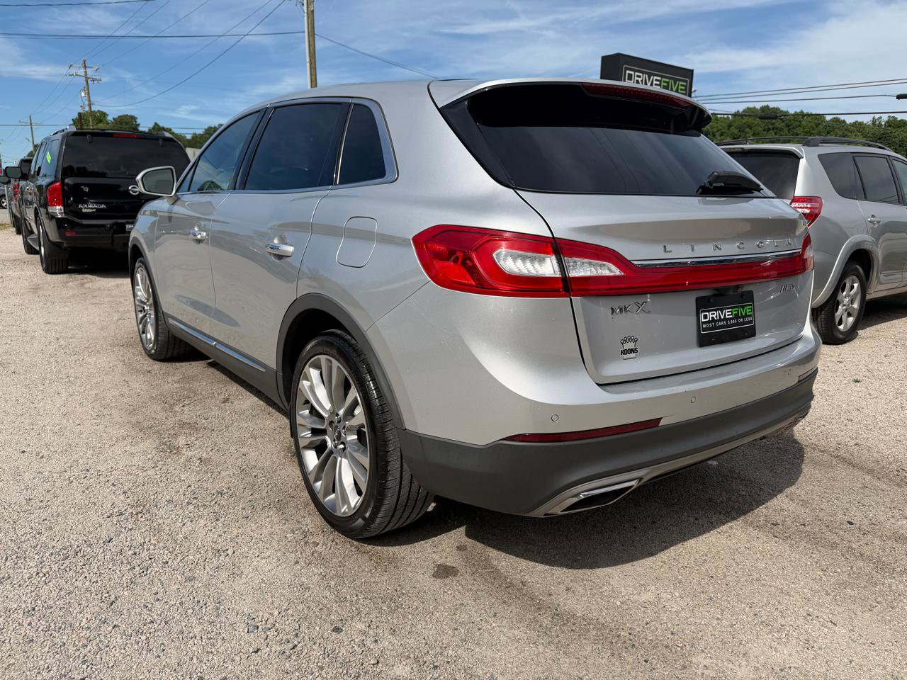 Used 2016 Lincoln MKX Reserve w/ Climate Package AWD/4WD image 3