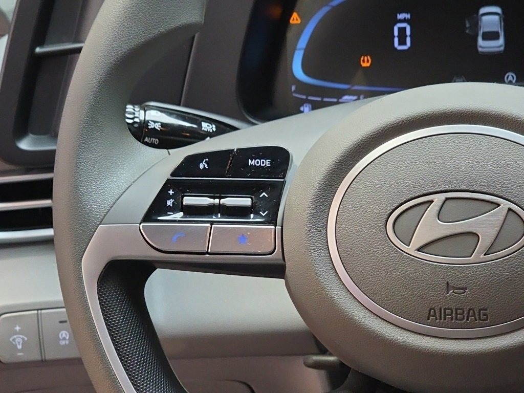 Used 2025 Hyundai Elantra SE image 18