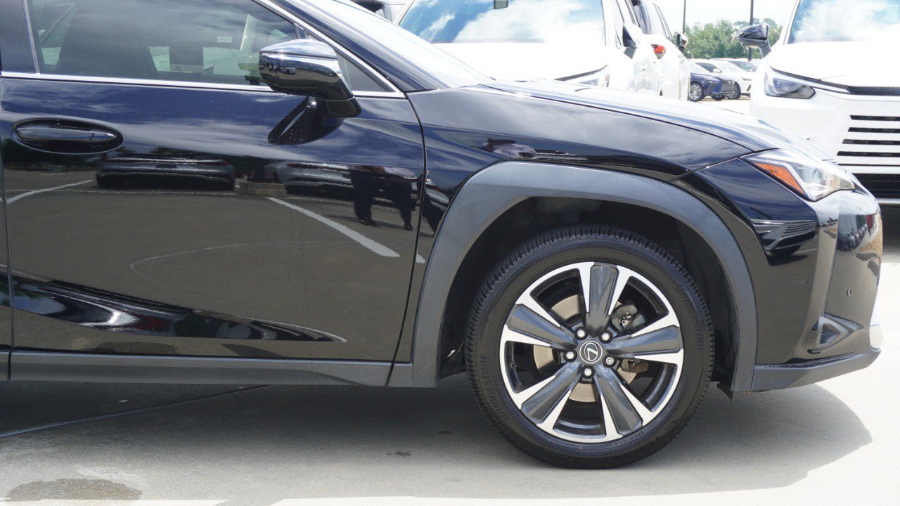 Used 2022 Lexus UX 200 w/ Accessory Package (Z2) FWD image 9