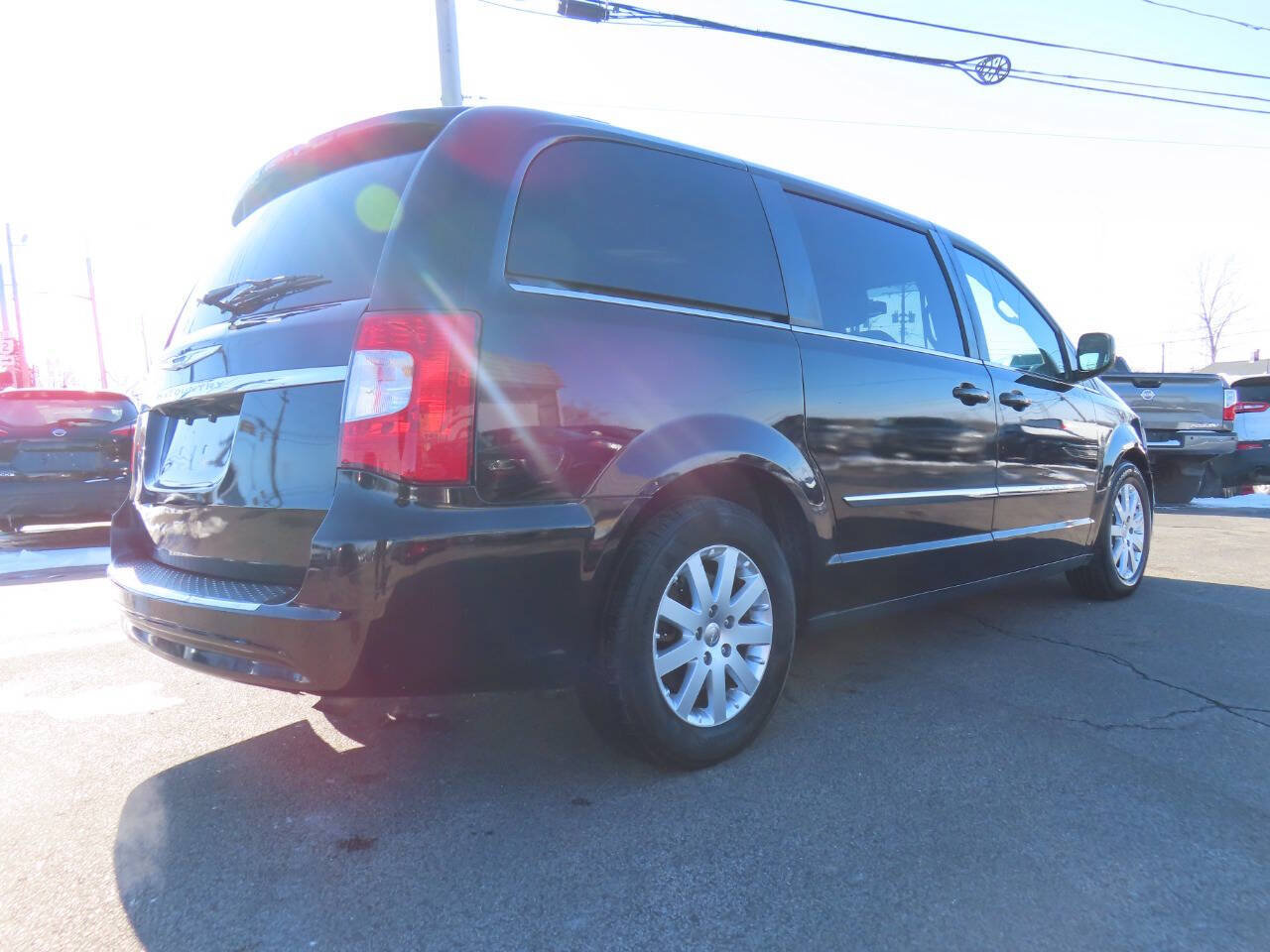 Used 2014 Chrysler Town & Country Touring FWD image 2