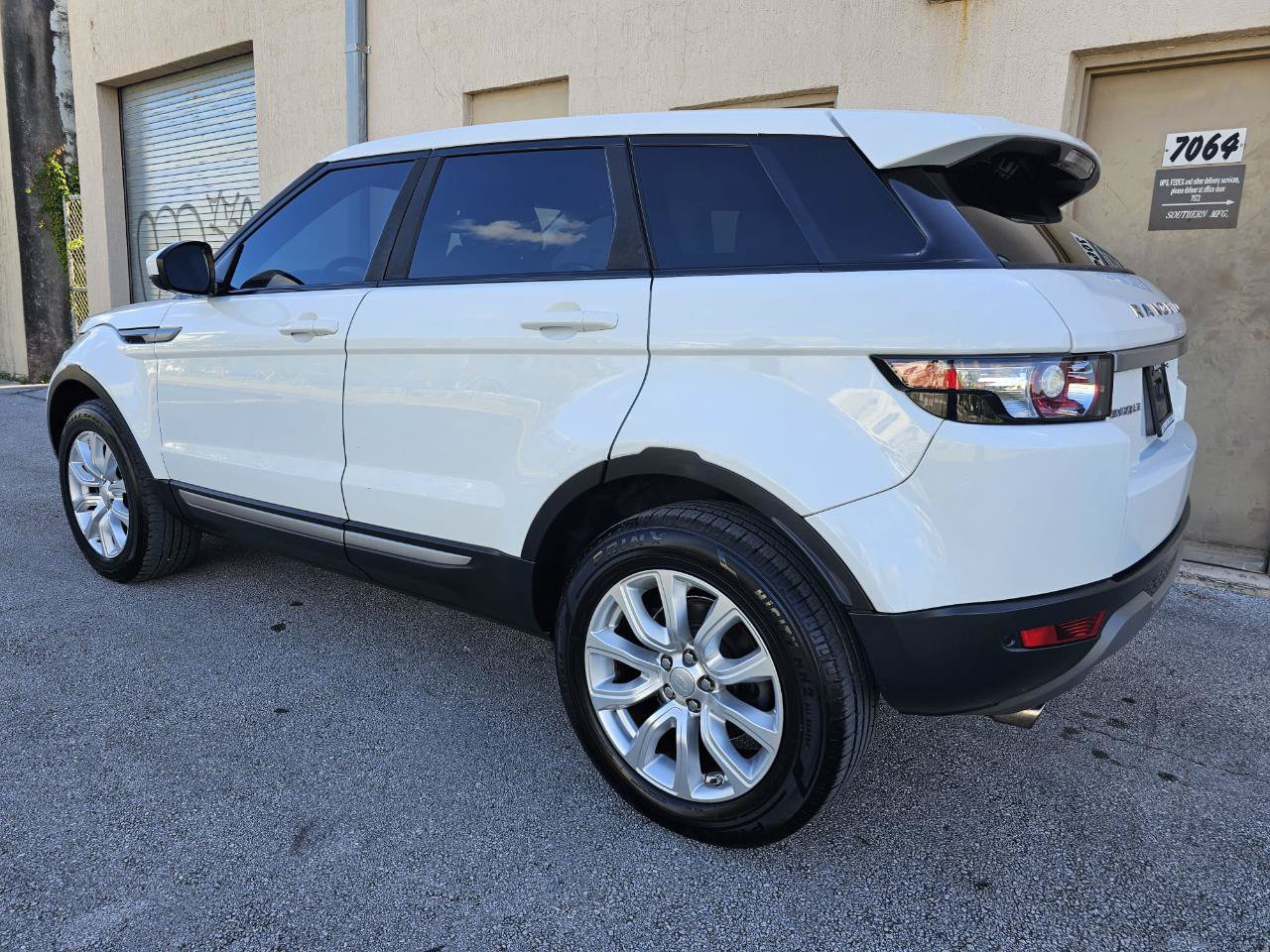 Used 2015 Land Rover Range Rover Evoque Pure AWD/4WD image 17