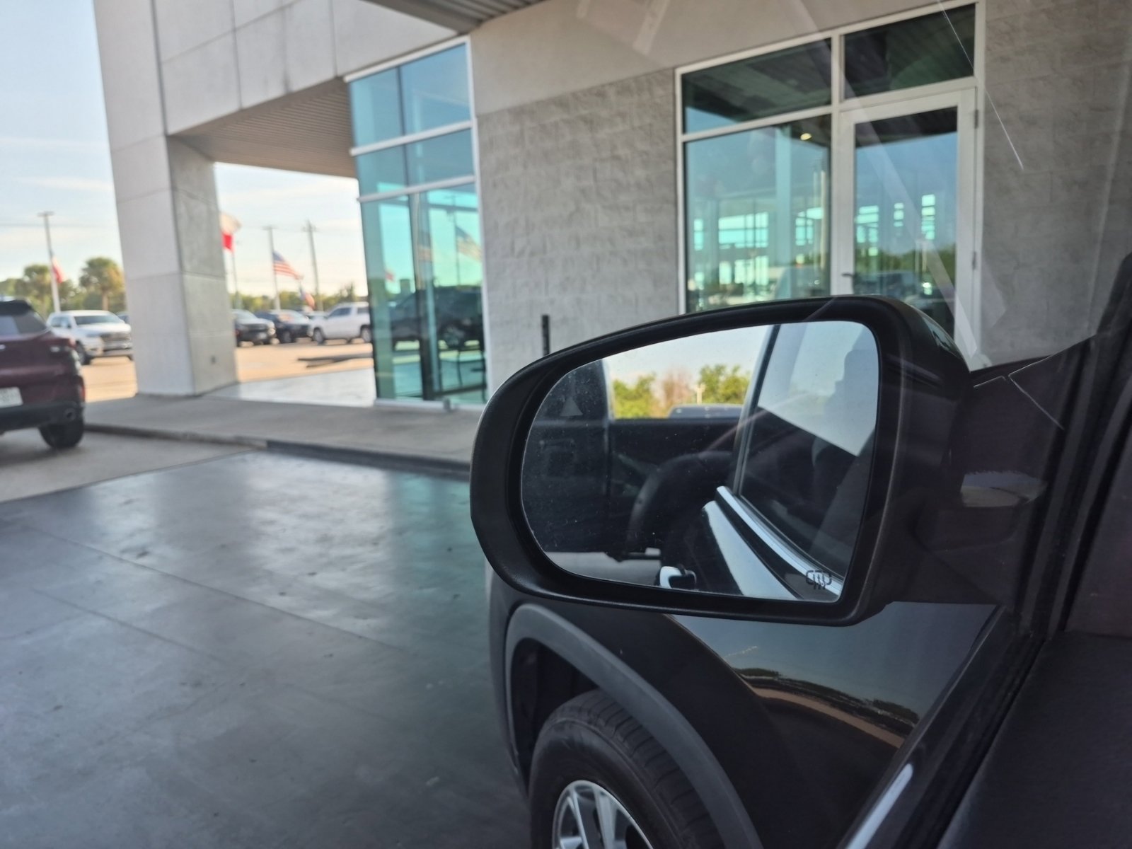Used 2019 Jeep Cherokee Latitude Plus w/ Comfort/Convenience Group FWD image 10