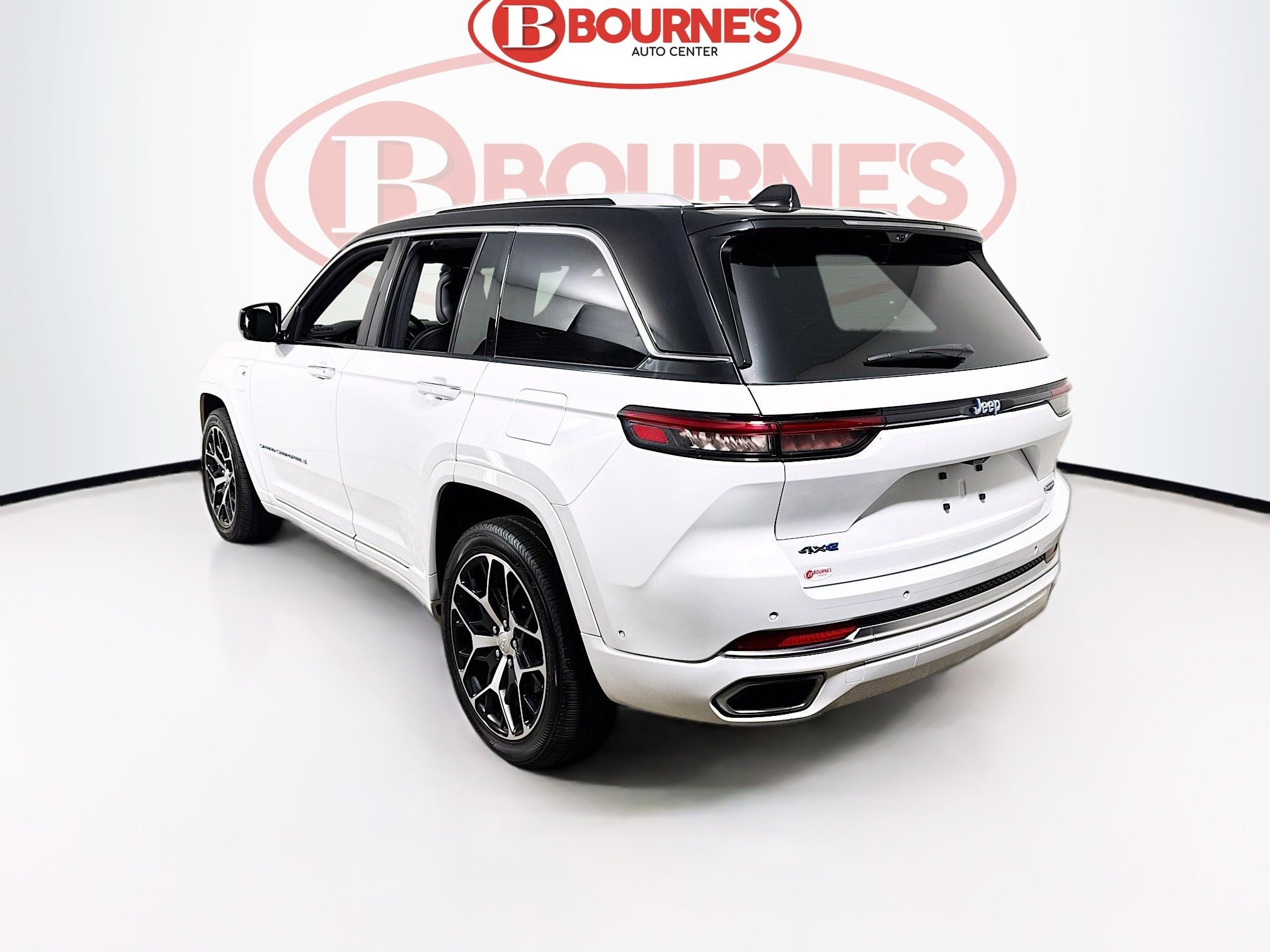 Used 2023 Jeep Grand Cherokee Summit AWD/4WD image 10