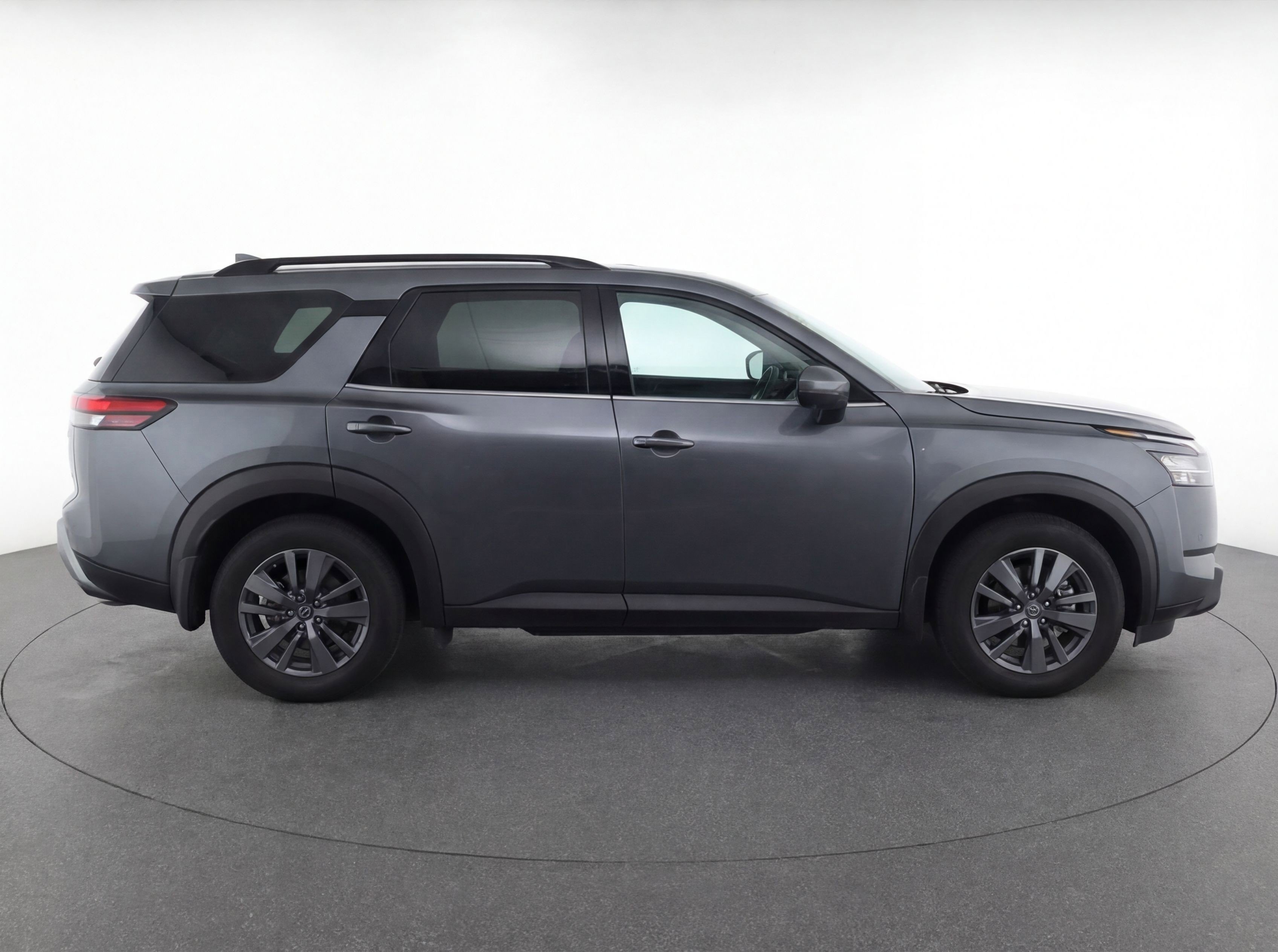 Used 2024 Nissan Pathfinder SV image 11