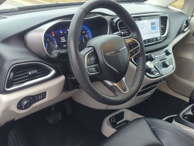 Used 2024 Chrysler Pacifica Touring-L image 12