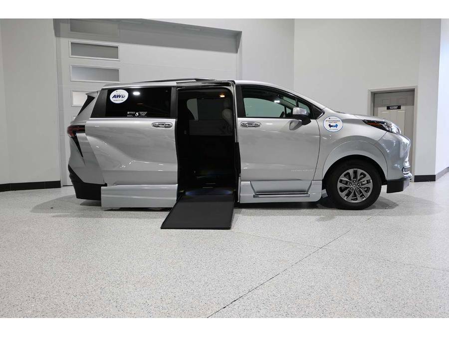 New 2025 Toyota Sienna XLE w/ XLE Plus Package image 17