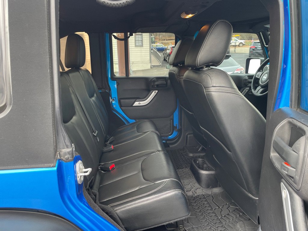 Used 2015 Jeep Wrangler Unlimited Rubicon w/ Connectivity Group image 18